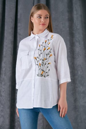 baltos spalvos marškiniai su gėlėmis