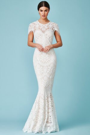 Ilga nėriniuota vestuvinė suknelė baltos spalvos